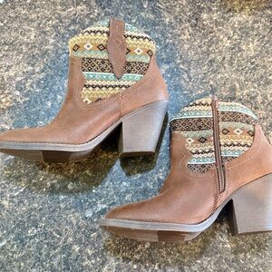 NWOT Jellypop Hurley Sz 7 Southwestern Brown Teal Gold Ankle Wedge Boots Booties